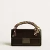 Kleine Venezia-Tasche aus schwarzem Metallic-Leder mit schwarzen Details