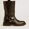 Kurt-Stiefel aus glänzendem schwarzem Leder mit silberfarbenen Schnallen und Nieten
