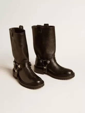 Kurt-Stiefel aus glänzendem schwarzem Leder mit silberfarbenen Schnallen und Nieten