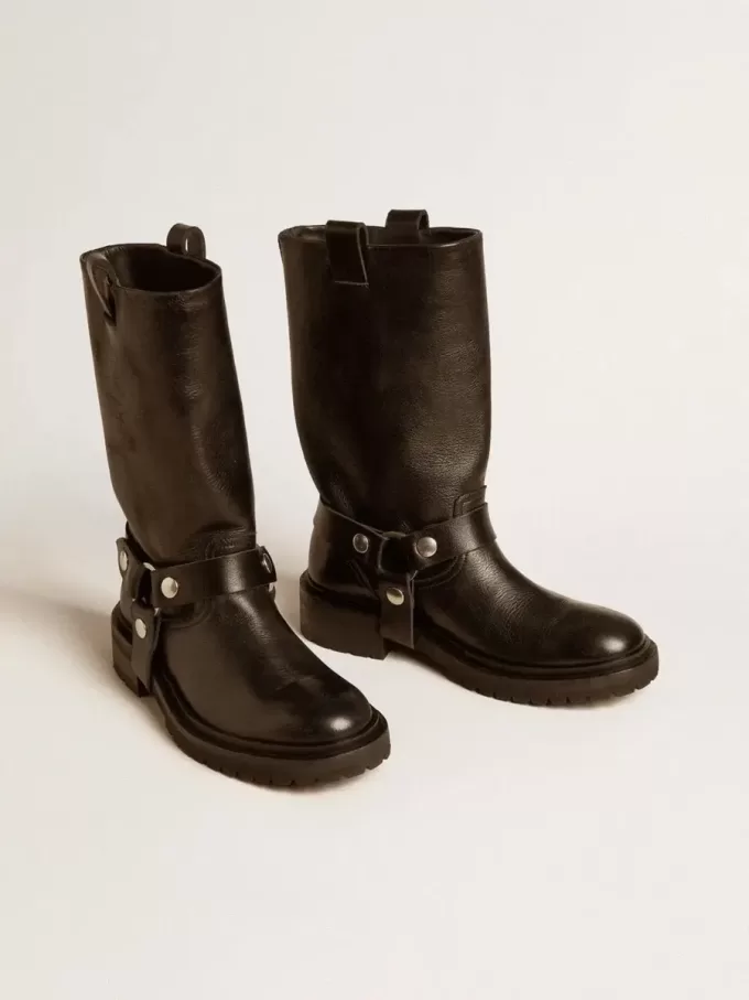 Kurt-Stiefel aus glänzendem schwarzem Leder mit silberfarbenen Schnallen und Nieten