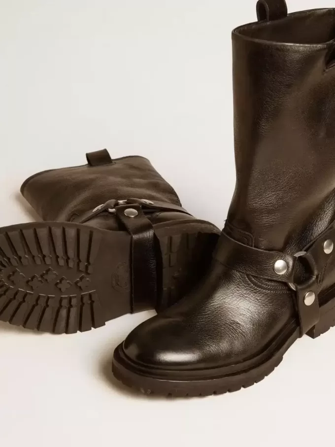 Kurt-Stiefel aus glänzendem schwarzem Leder mit silberfarbenen Schnallen und Nieten