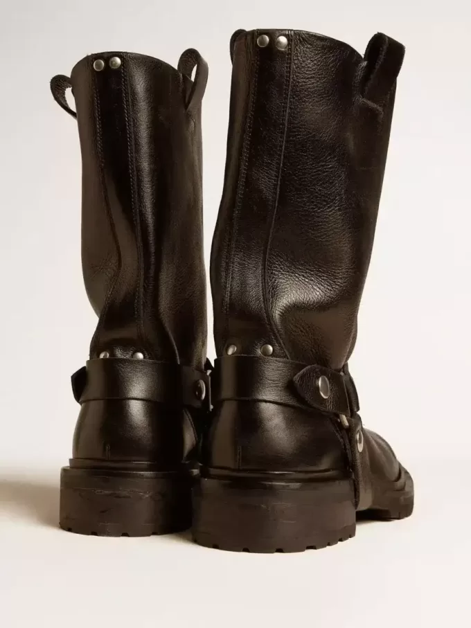 Kurt-Stiefel aus glänzendem schwarzem Leder mit silberfarbenen Schnallen und Nieten