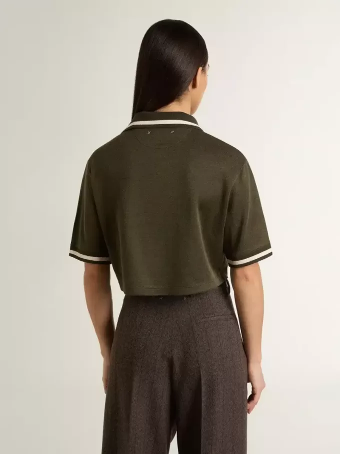 Kurz geschnittenes Damen-Polohemd aus militärgrünem Jersey mit Stickerei