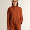Kurz geschnittenes Damenhemd aus ziegelrotem Jacquard mit weiten Ärmeln Kurz geschnittenes Damenhemd aus ziegelrotem Jacquard mit weiten Ärmeln