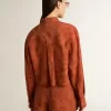 Kurz geschnittenes Damenhemd aus ziegelrotem Jacquard mit weiten Ärmeln Kurz geschnittenes Damenhemd aus ziegelrotem Jacquard mit weiten Ärmeln