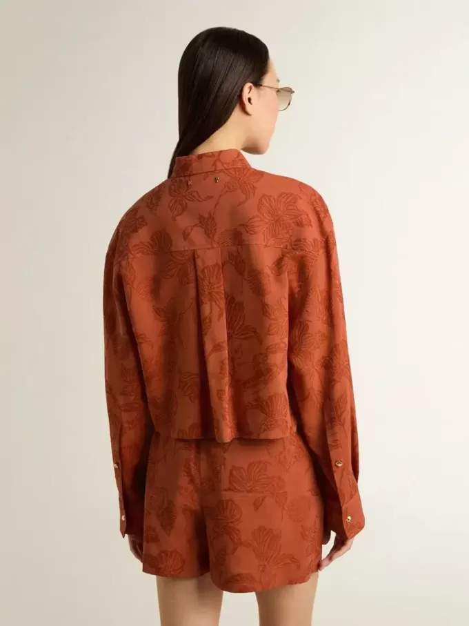 Kurz geschnittenes Damenhemd aus ziegelrotem Jacquard mit weiten Ärmeln Kurz geschnittenes Damenhemd aus ziegelrotem Jacquard mit weiten Ärmeln