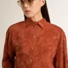 Kurz geschnittenes Damenhemd aus ziegelrotem Jacquard mit weiten Ärmeln Kurz geschnittenes Damenhemd aus ziegelrotem Jacquard mit weiten Ärmeln