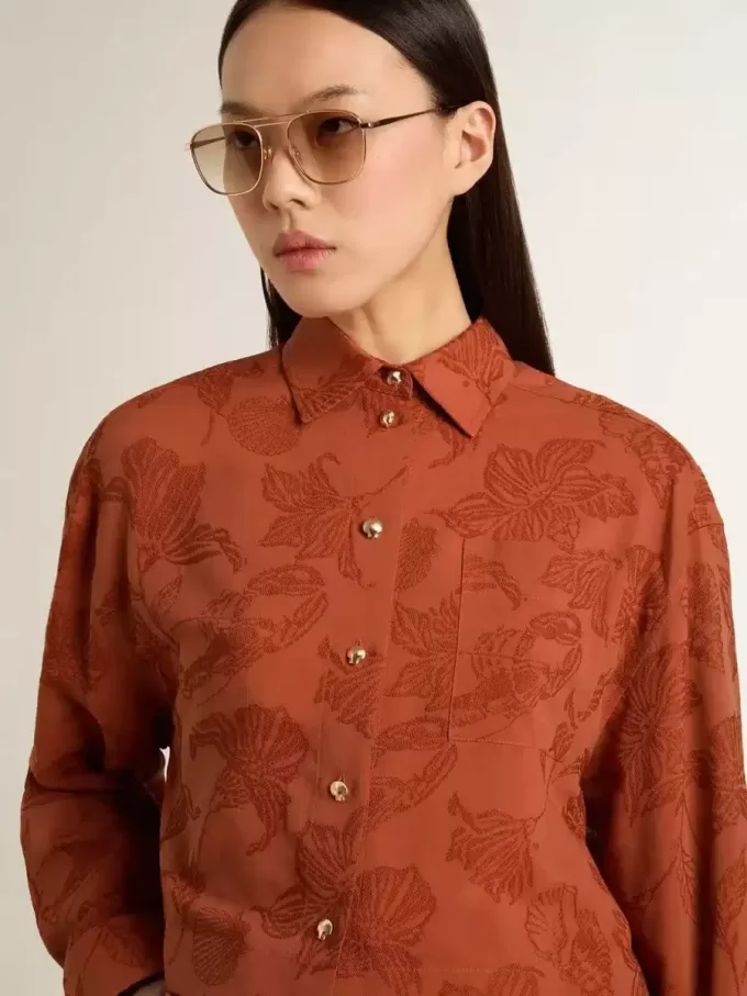 Kurz geschnittenes Damenhemd aus ziegelrotem Jacquard mit weiten Ärmeln Kurz geschnittenes Damenhemd aus ziegelrotem Jacquard mit weiten Ärmeln