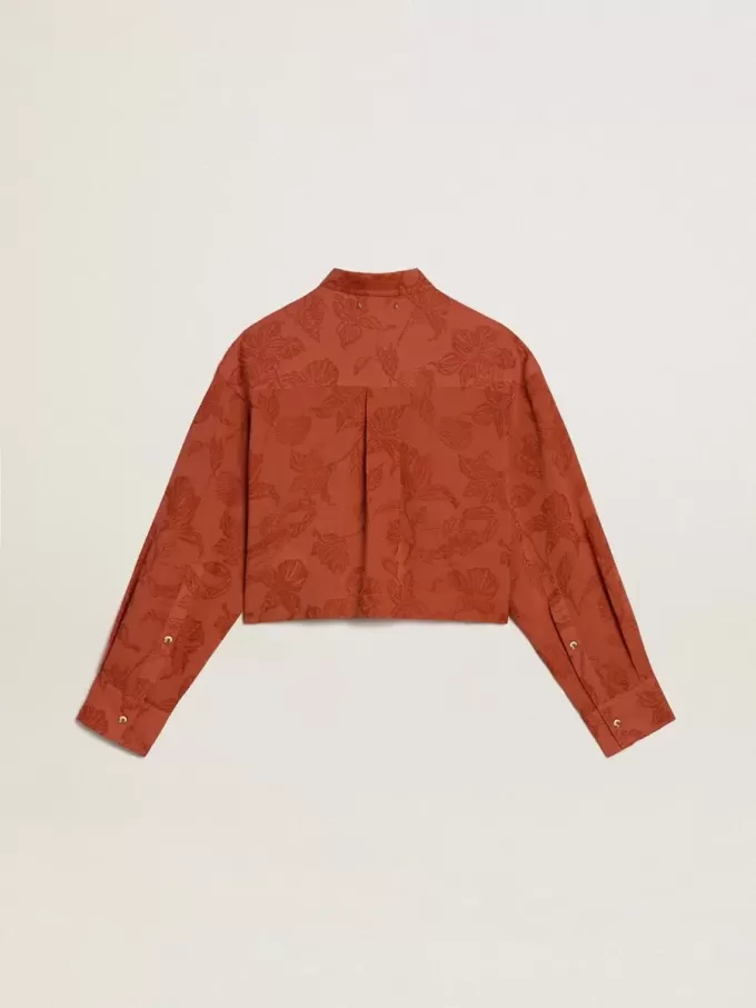 Kurz geschnittenes Damenhemd aus ziegelrotem Jacquard mit weiten Ärmeln Kurz geschnittenes Damenhemd aus ziegelrotem Jacquard mit weiten Ärmeln