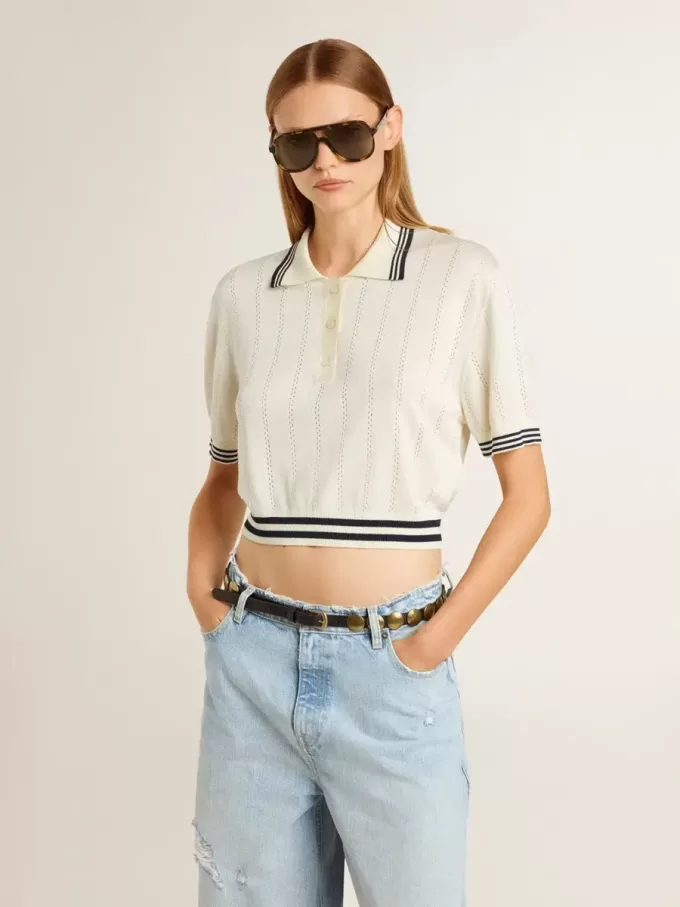 Kurz geschnittenes, weißes Baumwoll-Poloshirt für Damen mit blauen Rippbündchen