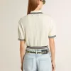 Kurz geschnittenes, weißes Baumwoll-Poloshirt für Damen mit blauen Rippbündchen