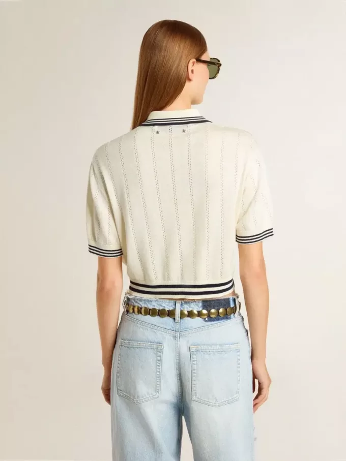 Kurz geschnittenes, weißes Baumwoll-Poloshirt für Damen mit blauen Rippbündchen