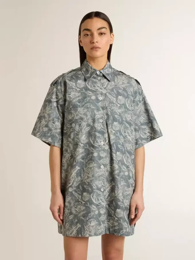 Kurzes Hemdkleid für Damen aus hellblauem Baumwollpopeline mit durchgehendem Marine-Print Kurzes Hemdkleid für Damen aus hellblauem Baumwollpopeline mit durchgehendem Marine-Print