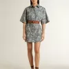 Kurzes Hemdkleid für Damen aus hellblauem Baumwollpopeline mit durchgehendem Marine-Print Kurzes Hemdkleid für Damen aus hellblauem Baumwollpopeline mit durchgehendem Marine-Print