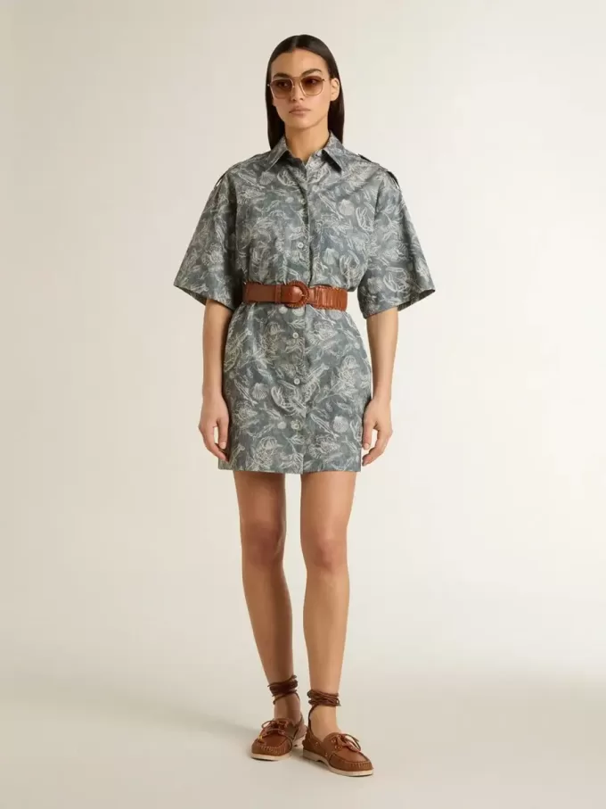 Kurzes Hemdkleid für Damen aus hellblauem Baumwollpopeline mit durchgehendem Marine-Print Kurzes Hemdkleid für Damen aus hellblauem Baumwollpopeline mit durchgehendem Marine-Print