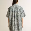Kurzes Hemdkleid für Damen aus hellblauem Baumwollpopeline mit durchgehendem Marine-Print Kurzes Hemdkleid für Damen aus hellblauem Baumwollpopeline mit durchgehendem Marine-Print