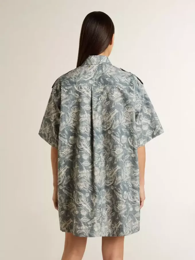 Kurzes Hemdkleid für Damen aus hellblauem Baumwollpopeline mit durchgehendem Marine-Print Kurzes Hemdkleid für Damen aus hellblauem Baumwollpopeline mit durchgehendem Marine-Print