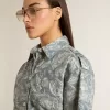 Kurzes Hemdkleid für Damen aus hellblauem Baumwollpopeline mit durchgehendem Marine-Print Kurzes Hemdkleid für Damen aus hellblauem Baumwollpopeline mit durchgehendem Marine-Print