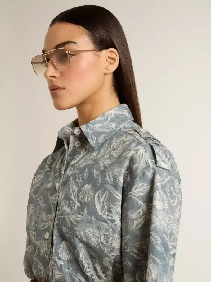 Kurzes Hemdkleid für Damen aus hellblauem Baumwollpopeline mit durchgehendem Marine-Print Kurzes Hemdkleid für Damen aus hellblauem Baumwollpopeline mit durchgehendem Marine-Print