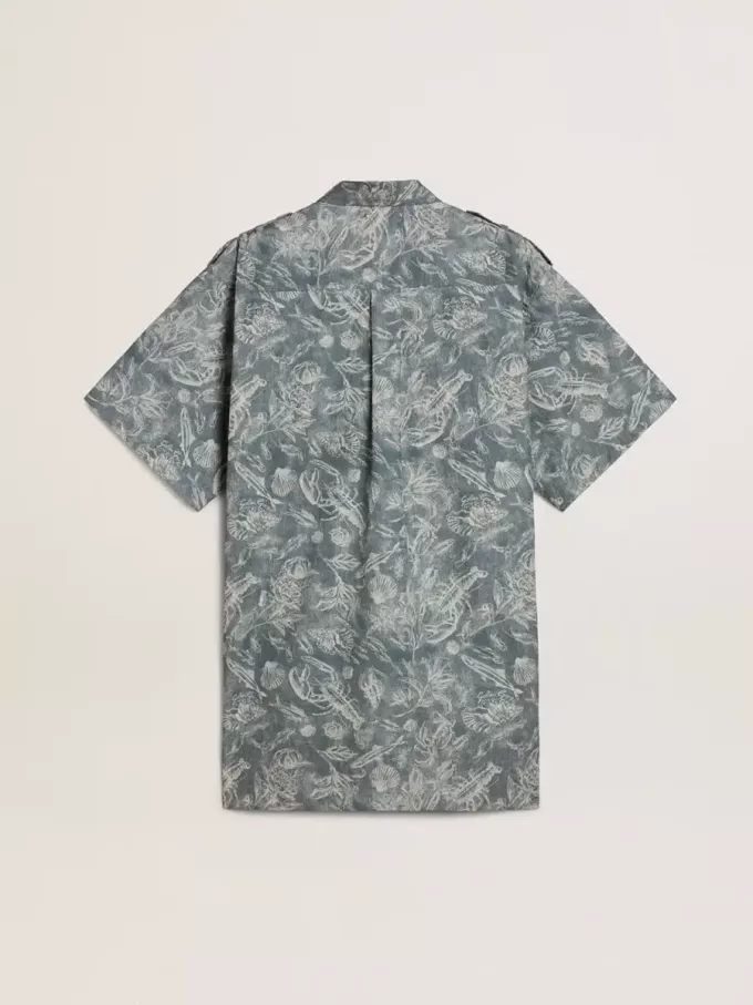 Kurzes Hemdkleid für Damen aus hellblauem Baumwollpopeline mit durchgehendem Marine-Print Kurzes Hemdkleid für Damen aus hellblauem Baumwollpopeline mit durchgehendem Marine-Print