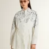 Kurzes Hemdkleid für Damen aus weiß gestreifter Baumwolle mit marineblauem Print Kurzes Hemdkleid für Damen aus weiß gestreifter Baumwolle mit marineblauem Print