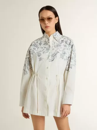 Kurzes Hemdkleid für Damen aus weiß gestreifter Baumwolle mit marineblauem Print