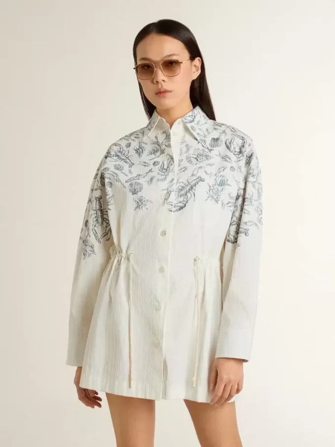Kurzes Hemdkleid für Damen aus weiß gestreifter Baumwolle mit marineblauem Print Kurzes Hemdkleid für Damen aus weiß gestreifter Baumwolle mit marineblauem Print