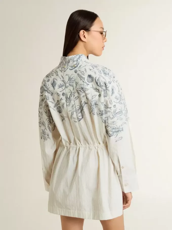 Kurzes Hemdkleid für Damen aus weiß gestreifter Baumwolle mit marineblauem Print Kurzes Hemdkleid für Damen aus weiß gestreifter Baumwolle mit marineblauem Print
