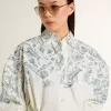 Kurzes Hemdkleid für Damen aus weiß gestreifter Baumwolle mit marineblauem Print Kurzes Hemdkleid für Damen aus weiß gestreifter Baumwolle mit marineblauem Print