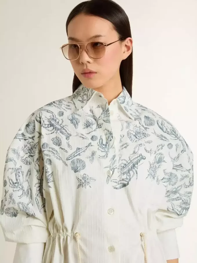 Kurzes Hemdkleid für Damen aus weiß gestreifter Baumwolle mit marineblauem Print Kurzes Hemdkleid für Damen aus weiß gestreifter Baumwolle mit marineblauem Print