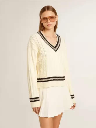 Kurzgeschnittener Damenpullover mit Zopfmuster, blauen Rippen und Kristallen