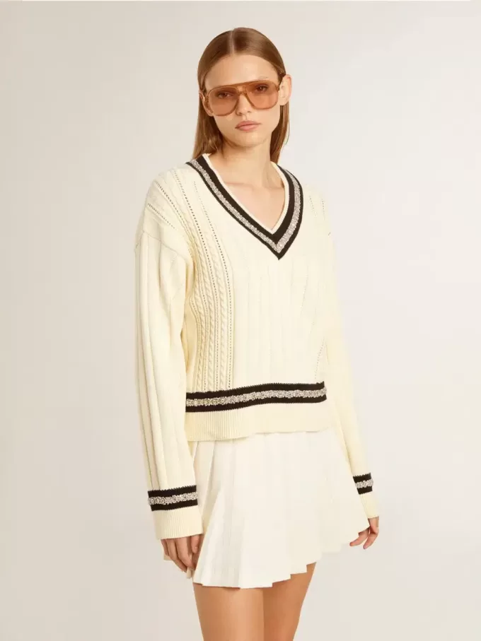 Kurzgeschnittener Damenpullover mit Zopfmuster, blauen Rippen und Kristallen