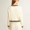 Kurzgeschnittener Damenpullover mit Zopfmuster, blauen Rippen und Kristallen