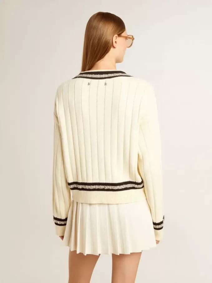 Kurzgeschnittener Damenpullover mit Zopfmuster, blauen Rippen und Kristallen