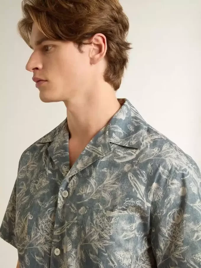 Kurzärmeliges Popeline-Hemd im Pyjama-Stil für Herren mit blau-weißem Marine-Print Kurzärmeliges Popeline-Hemd im Pyjama-Stil für Herren mit blau-weißem Marine-Print