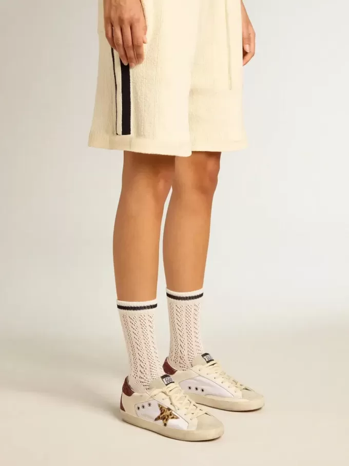 Lange gerippte Socken in Vintage-Weiß mit schwarzem Streifen Lange gerippte Socken in Vintage-Weiß mit schwarzem Streifen