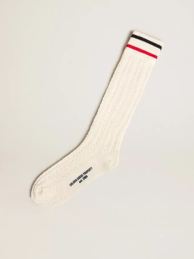 Lange gerippte Socken in Vintage-Weiß mit zweifarbigen Streifen Lange gerippte Socken in Vintage-Weiß mit zweifarbigen Streifen