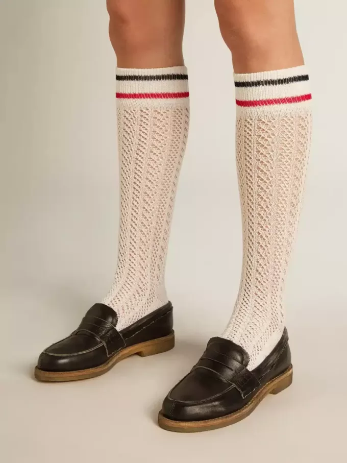 Lange gerippte Socken in Vintage-Weiß mit zweifarbigen Streifen Lange gerippte Socken in Vintage-Weiß mit zweifarbigen Streifen