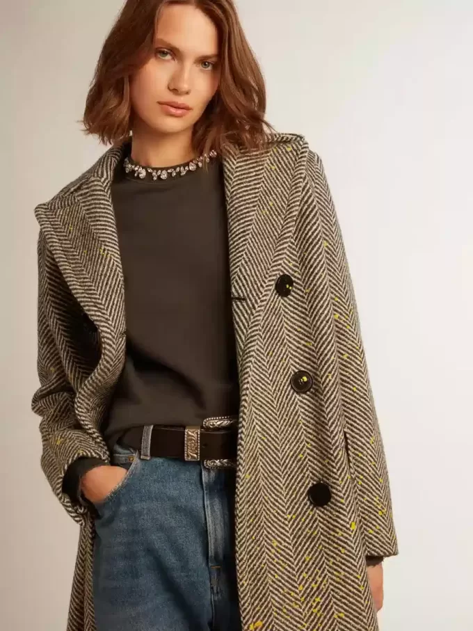 Langer Damenmantel mit Fischgrätenmuster und gelben Details