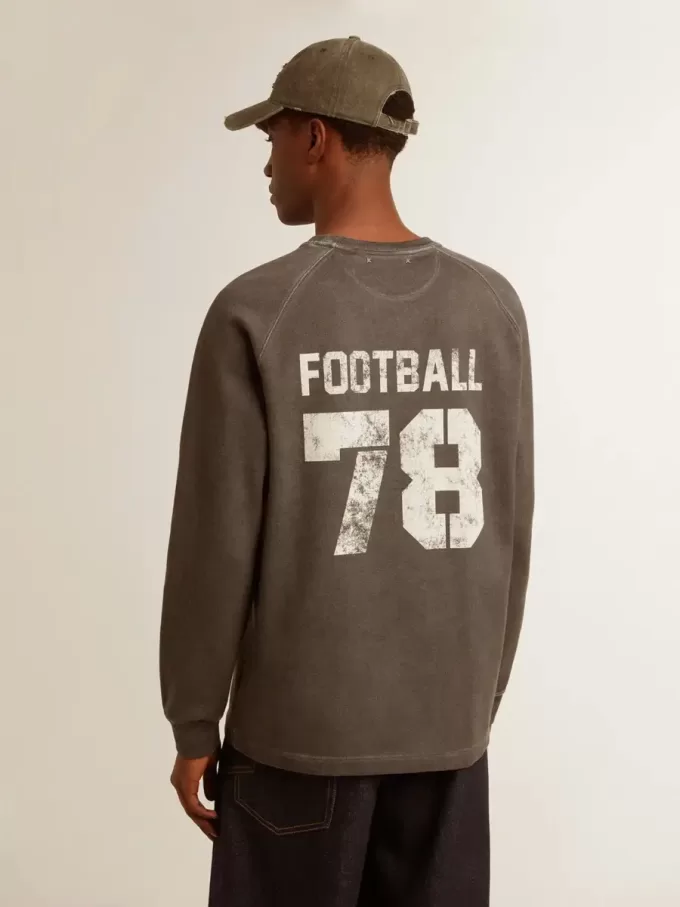 Langärmliges Herren-T-Shirt aus anthrazitgrauer Baumwolle mit Logo auf der Rückseite Langärmliges Herren-T-Shirt aus anthrazitgrauer Baumwolle mit Logo auf der Rückseite