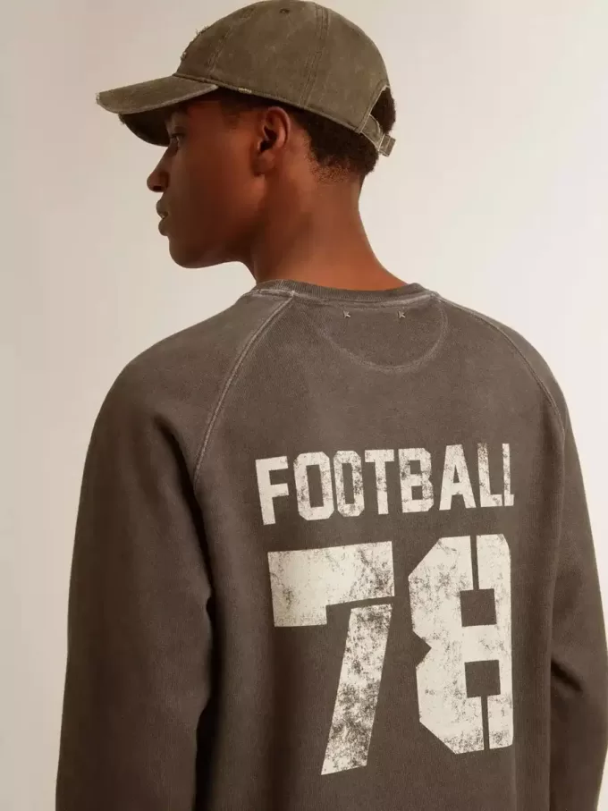 Langärmliges Herren-T-Shirt aus anthrazitgrauer Baumwolle mit Logo auf der Rückseite Langärmliges Herren-T-Shirt aus anthrazitgrauer Baumwolle mit Logo auf der Rückseite