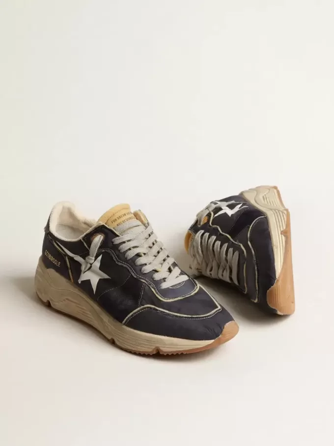 Laufsohle aus blauem Nylon mit weißem aufgedrucktem Stern Laufsohle aus blauem Nylon mit weißem aufgedrucktem Stern