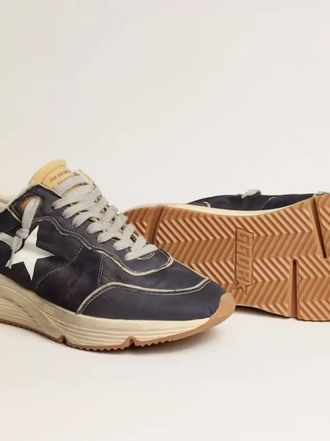 Laufsohle aus blauem Nylon mit weißem aufgedrucktem Stern Laufsohle aus blauem Nylon mit weißem aufgedrucktem Stern