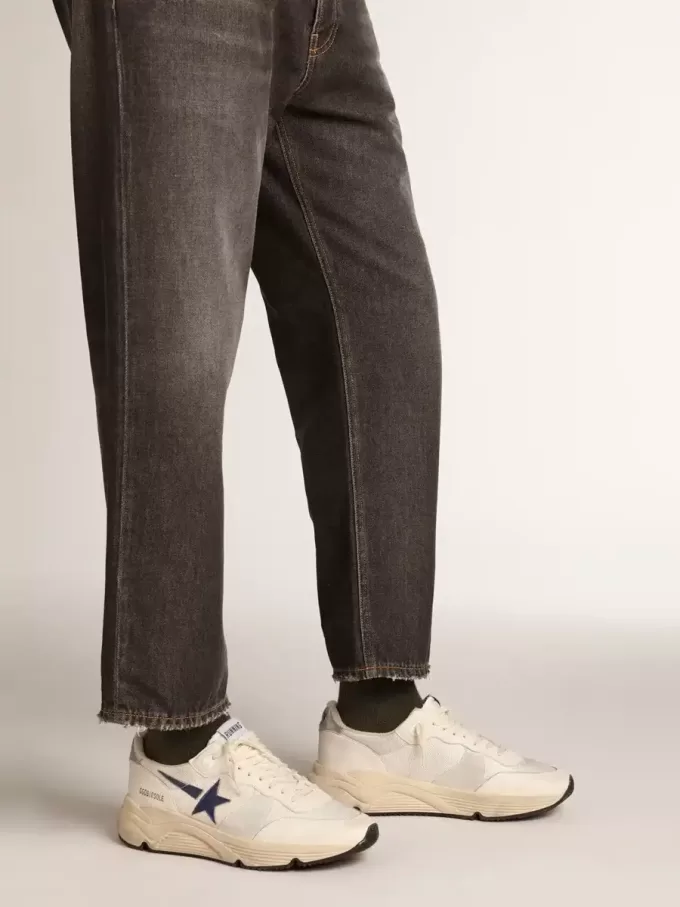 Laufsohle aus weißem Leder und Mesh mit blauem laminiertem Lederstern Laufsohle aus weißem Leder und Mesh mit blauem laminiertem Lederstern
