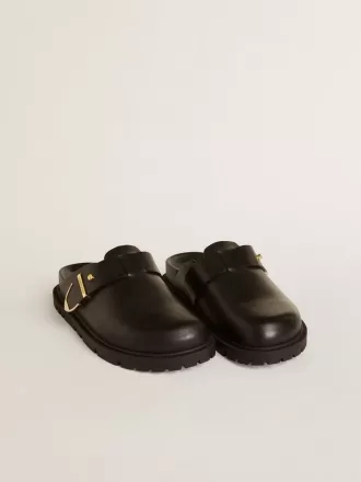 Lucy Sabot für Damen aus glänzendem schwarzem Leder mit goldener Metallschnalle Lucy Sabot für Damen aus glänzendem schwarzem Leder mit goldener Metallschnalle