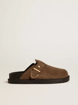 Lucy Sabot für Damen aus taubengrauem Wildleder mit goldener Metallschnalle Lucy Sabot für Damen aus taubengrauem Wildleder mit goldener Metallschnalle