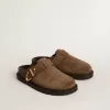 Lucy Sabot für Damen aus taubengrauem Wildleder mit goldener Metallschnalle Lucy Sabot für Damen aus taubengrauem Wildleder mit goldener Metallschnalle
