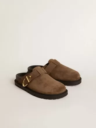 Lucy Sabot für Damen aus taubengrauem Wildleder mit goldener Metallschnalle Lucy Sabot für Damen aus taubengrauem Wildleder mit goldener Metallschnalle