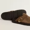 Lucy Sabot für Damen aus taubengrauem Wildleder mit goldener Metallschnalle Lucy Sabot für Damen aus taubengrauem Wildleder mit goldener Metallschnalle
