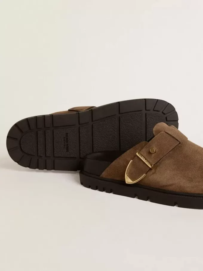 Lucy Sabot für Damen aus taubengrauem Wildleder mit goldener Metallschnalle Lucy Sabot für Damen aus taubengrauem Wildleder mit goldener Metallschnalle